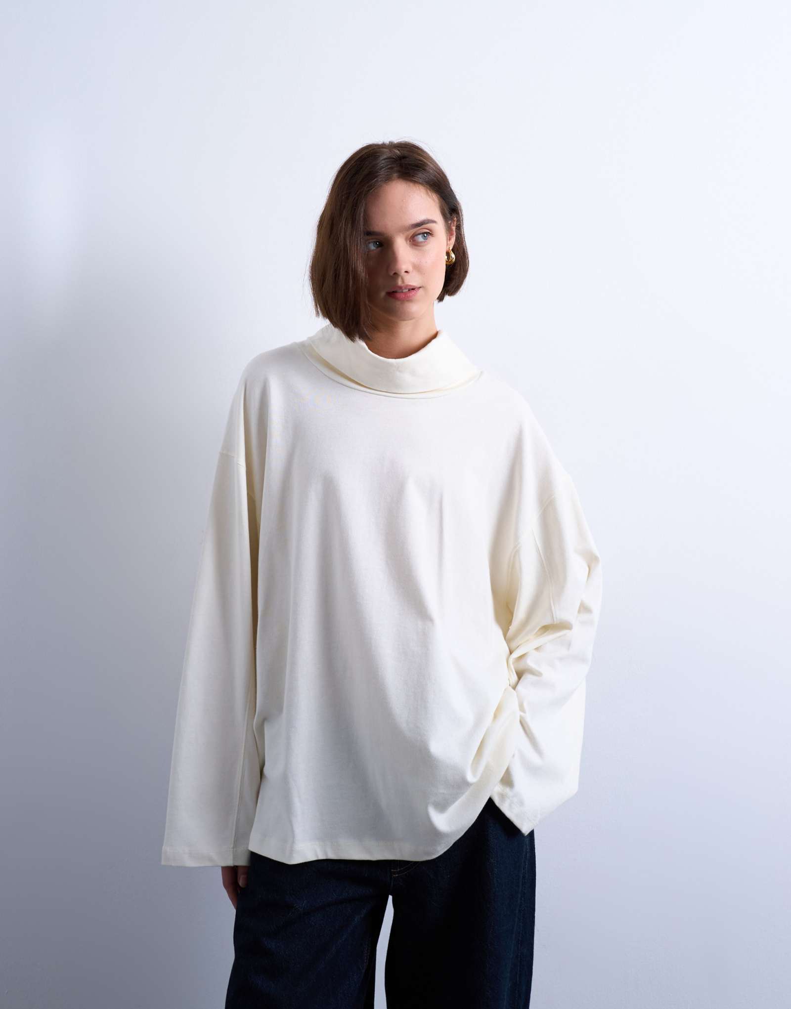 Облегающая футболка с воронкообразным вырезом и отделкой по швам от Topshop цвета экрю