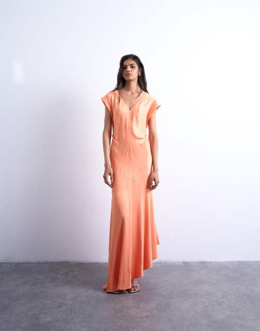 Topshop – Seitlich gerafftes Maxikleid aus Satin in Pfirsich mit tiefem Ausschnitt, 2 von 4