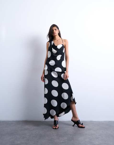 Topshop – Set aus Satin-Oberteil mit Schulterdesign und Maxi-Schlupfrock in Schwarz-Weiß mit großem Punktemuster und Schrägschnitt, Kombiteil - view 1
