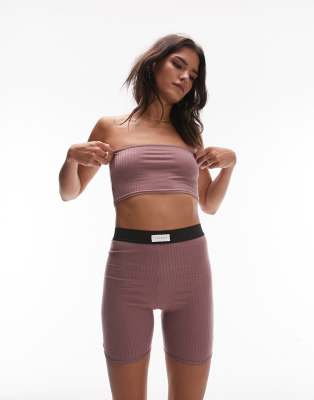 Topshop - Set aus trägerlosem Oberteil und Leggings-Shorts in Rosé-Rosa