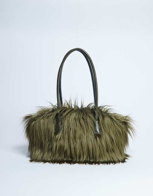 Topshop – Shaggy – Schultertasche aus Kunstpelz in Khaki