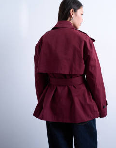 Model wearing Short 90s trench coat in burgundy