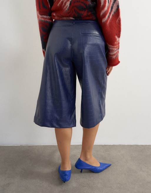 Topshop short bermuda de piel sintética efecto cocodrilo en azul marino, 4 de 5
