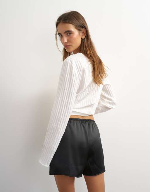 Topshop - short de satén negro con detalle de botones, 2 de 5