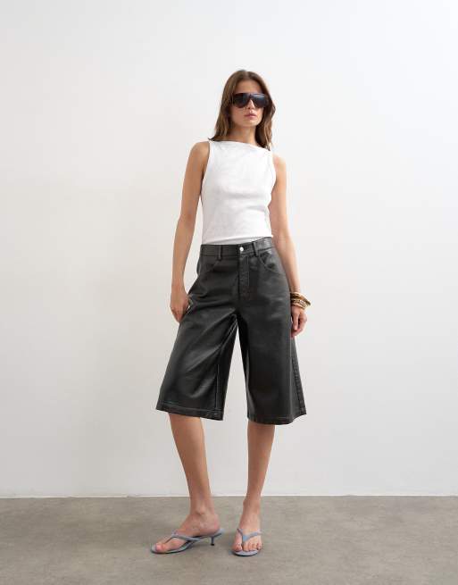 Topshop short met lange pasvorm van imitatieleer in zwart, 3 van 5