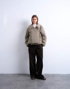 Model wearing Short tie waist puffer jacket in stone