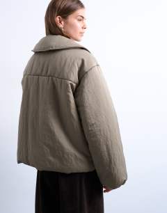 Model wearing Short tie waist puffer jacket in stone