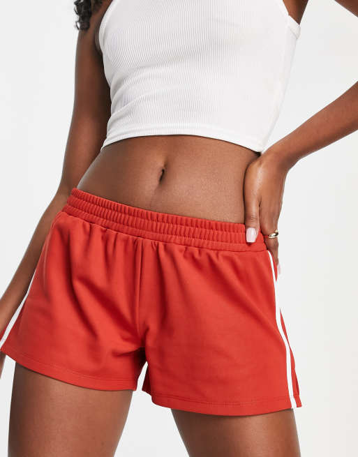 Topshop - Short ultra court à taille basse et bandes blanches en tricot - Rouge
