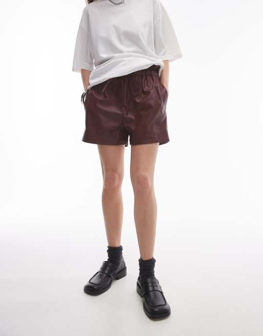 Topshop - Short van imitatieleer met taille met plooirand in bordeauxrood