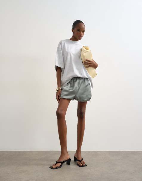 Topshop – Shorts aus Satin in Salbeigrün mit Ballonsaum - view 1