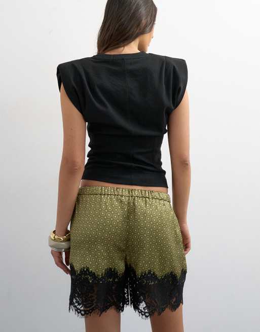 Topshop – Shorts aus Satin mit Spitzeneinsatz und geometrischem Muster, 5 von 5