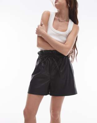 Topshop - Shorts aus schwarzem Kunstleder mit Paperbag-Bund