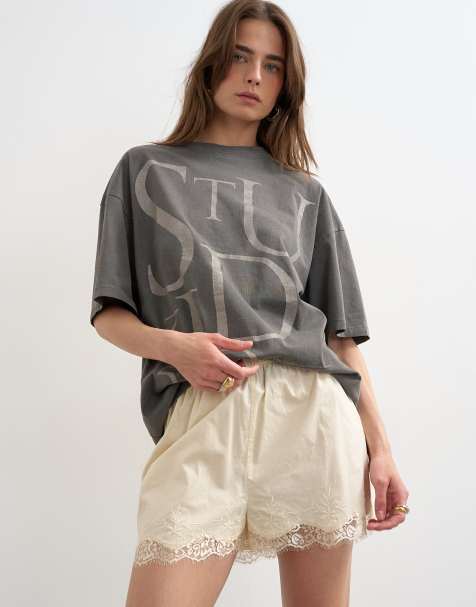 Topshop – Shorts in Ecru mit Spitzenbesatz und Knitterstruktur - view 1