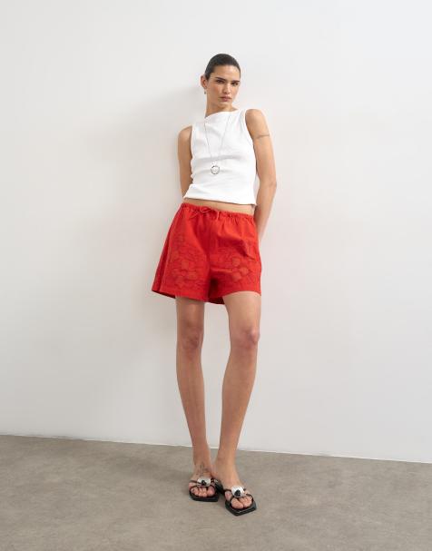 Topshop – Shorts in Rot mit Blumenapplikation, Kombiteil - view 1