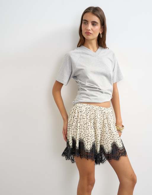 Topshop shorts med prickigt mönster och spetskant i mono, 2 av 5