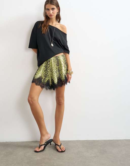 Topshop Shorts mit Animal-Print und Spitzenbesatz in Multicolor