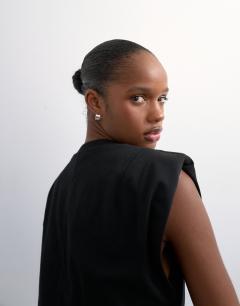 Model wearing Shoulder pad t-shirt in black