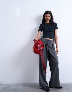 Model wearing Shrunken everyday tee in black 