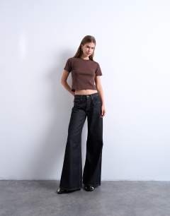 Model wearing Shrunken everyday tee in chocolate brown