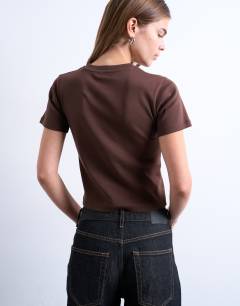 Model wearing Shrunken everyday tee in chocolate brown