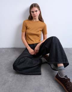 Model wearing Shrunken everyday tee in coffee