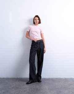 Model wearing Shrunken everyday tee in light pink