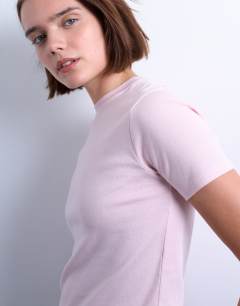 Model wearing Shrunken everyday tee in light pink