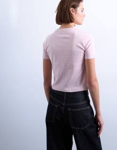 Model wearing Shrunken everyday tee in light pink