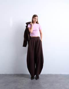 Model wearing Shrunken everyday tee in pink