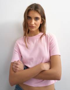 Model wearing Shrunken everyday tee in pink