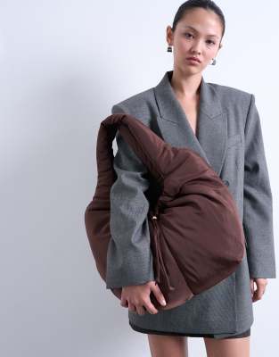 Topshop - Sia - Geraffte Schultertasche aus Nylon in Schokobraun-Brown