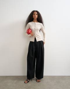 Side buckle wide leg jean in clean black