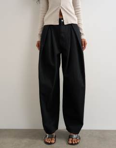 Model wearing Side buckle wide leg mid rise jean in clean black