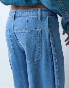 Model wearing Side pleat cocoon jean in bleach