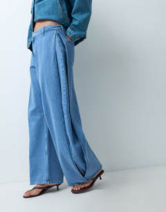 Model wearing Side pleat cocoon jean in bleach