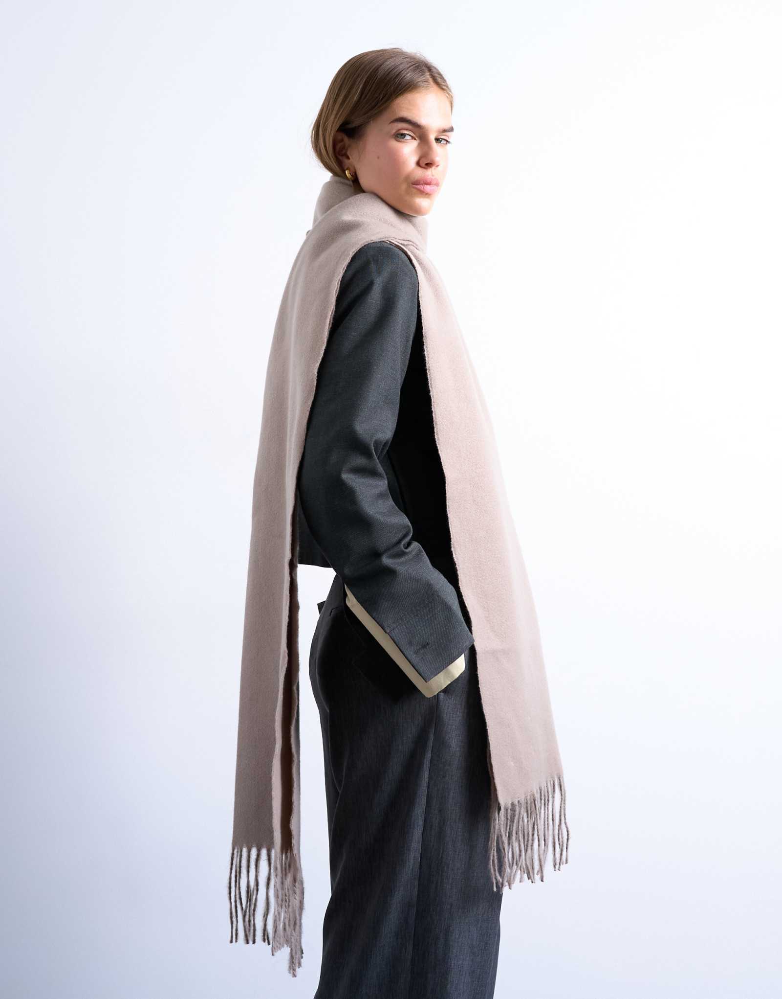 Шарф-одеяло Topshop Simone supersoft темно-серого цвета