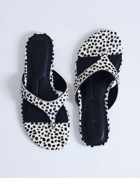 Topshop – Sisi – Flache Zehenstegsandalen aus Echtleder mit Dalmatinermuster und Fellstruktur - view 1