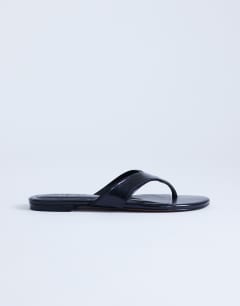 Model wearing Sisi toe thong flat sandal in black