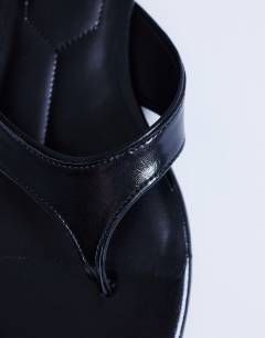 Model wearing Sisi toe thong flat sandal in black