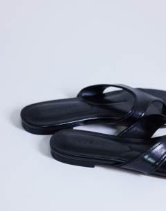 Model wearing Sisi toe thong flat sandal in black