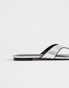 Model wearing Sisi toe thong flat sandal in silver