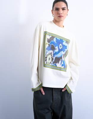 Topshop - Skater-T-Shirt in Ecru mit Blumen-Grafikprint-Weiß