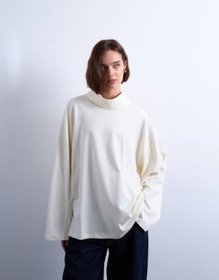 Topshop - Skater-T-Shirt in Ecru mit Ziernähten und Stehkragen-Weiß