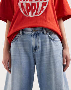 Model wearing Skewed boyfriend jean in bleach