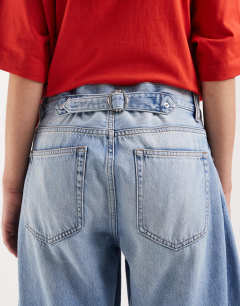 Model wearing Skewed boyfriend jean in bleach