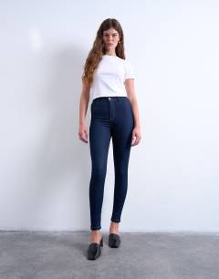 Model wearing Skinny high rise jean in rinse