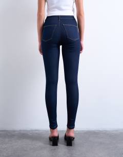 Model wearing Skinny high rise jean in rinse