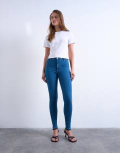 Model wearing Skinny high rise jean in vintage blue