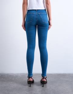 Model wearing Skinny high rise jean in vintage blue
