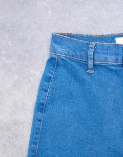 Model wearing Skinny high rise jean in vintage blue
